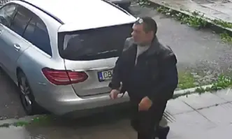 На паркинг в Люлин заснеха мъж, който пука наред гуми на автомобили