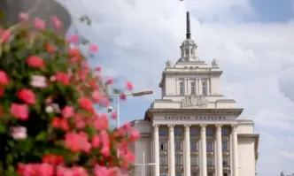 Това абсолютно делигитимирано НС може да направи само две полезни неща...