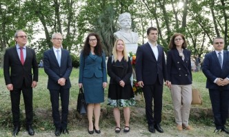 За визитата си Линда Петкова избра рокля с флорални мотиви