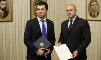 Радев връчи мандата на Петков, той му върна готовата папка с имена на министри (ВИДЕО)
