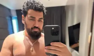 Фолк певецът Азис си пусна непретенциозно селфи само по долнище