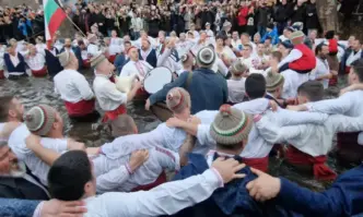 Мъжкото хоро на Йордановден - в Сена. Възмущението от недопустимото откриване на олимпийските игри роди шаржове