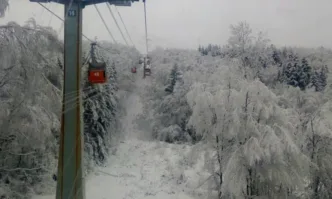 Скиори в капан на лифт в Боровец сигнализират заседнали пред