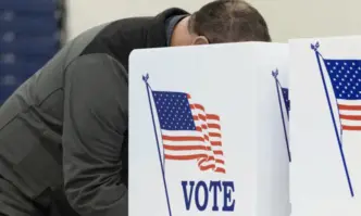 Професор от САЩ успя да хакне машина за гласуване само с писалка в съдебна зала