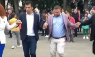След уличните танци на морето бившият премиер Кирил Петков показа