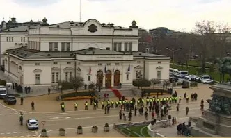 Ренета Инджова и поп Дионисий начело на 30-ина протестиращи пред парламента