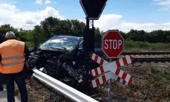 Бързият влак от Варна за София дерайлира, след като го удари кола