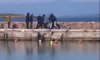 Гърци бият бежанци и помагачите им, хвърлят журналисти в морето (ВИДЕО)