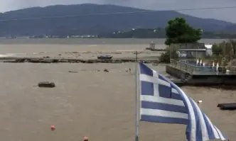 Дванайсет са вече жертвите на наводненията в Гърция. Петима са в неизвестност