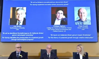 Те са отличени за обяснението на икономическия растеж движен от