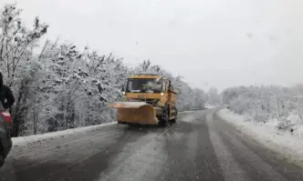Сняг вали на Шипка, пътищата се обработват