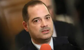 С недоумение гледах как Тенчо Тенев обикаля телевизионните студия носейки