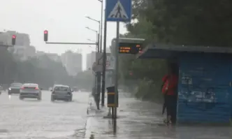 Пороен дъжд, на места придружен с градушка, се изсипа в София