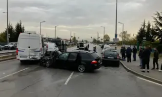 Четирима души са пострадали при катастрофа на столичния булевард Сливница