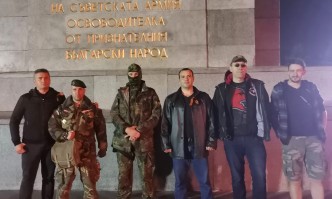 Доброволни сформирования се окопават около Паметника на съветската армия в