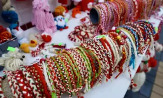 Всяка година на този ден българите си подаряват мартеници мартенки