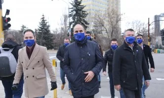 Цветанов се намъкна на протест за Навални, изгониха го и го освиркаха