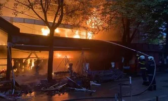 Пожар изпепели част от пазара в центъра на Перник, работи се по различни версии