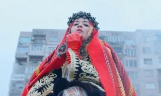 Рита Ора носи българска носия на фона на панелни блокове в Перник