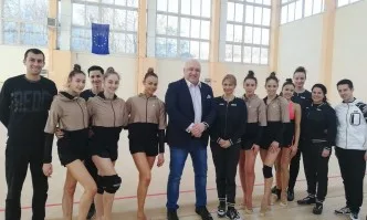 Министър Кралев изгледа тренировка на Златните момичета