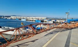 Силната буря снощи стовари строителен кран върху рибарското пристанище в