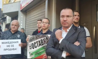 Симпатизанти на ВМРО блокираха дома на Кирил Петков , искат да знаят, кога ще подаде оставка