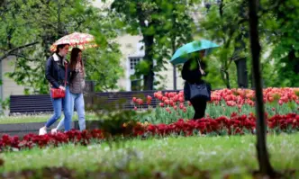 Жълт код за обилни валежи и гръмотевични бури е в