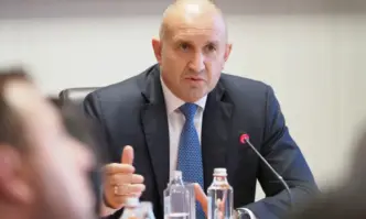 Президентът ще разговаря с определените по Конституцията лица които могат