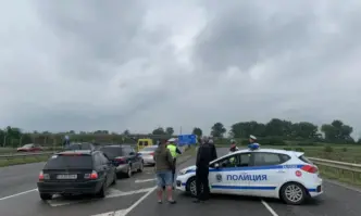 Образували са се дълги опашки от автомобилиОбилните валежи и преливането