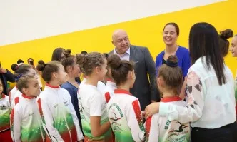 Министър Кралев откри обновената зала Дружба в Перник