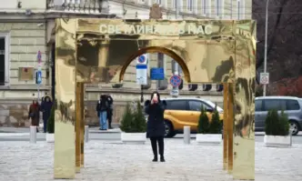 От Фейсбук профила на Борислав ЦековВсъщност пластмасовите златисти тараби на