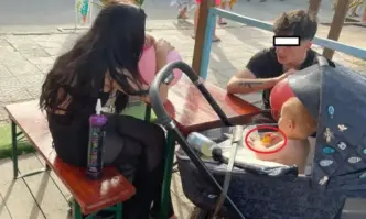 Млада жена диша балон с райски газ в центъра на