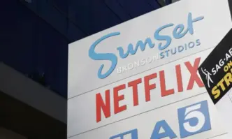 Акциите на Netflix Inc отбелязаха най големия си спад тази година