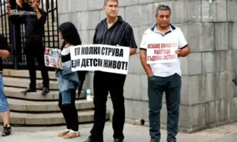 Почернени родители с протест пред Съдебната палата във Велико Търново заради несправедливи присъди