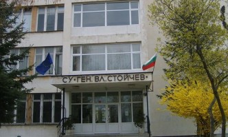 Старият директор е сменен от министър Радостин Василев който дори