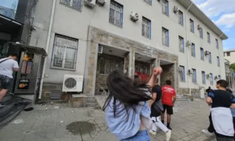 22-ма са вандалствали върху сградата на полицията в Хасково