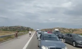 Огромна опашка се извива на граничен пункт Кулата на път