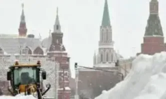 Рекордна снежна буря парализира Москва и взе две жертви