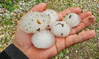 Силен порой придружен на места с градушка се изсипаха в