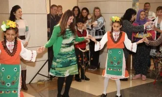 Херо Мустафа се хвана на хорото с деца по случай Василица