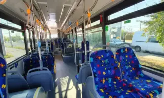 Мъжът крещял да шофьора да кара по бързо удрял с ръце