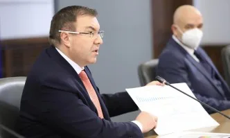 Министър Ангелов: Няма да изложим на риск нито един член на избирателна комисия