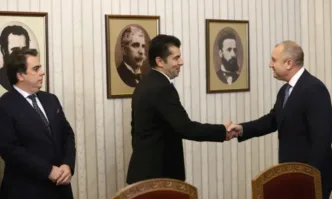 Свалят президентът и администрацията от колите на НСО Президентът да