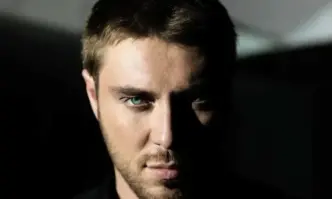 Провокиран от певицата Дара да разкаже за пътя си на