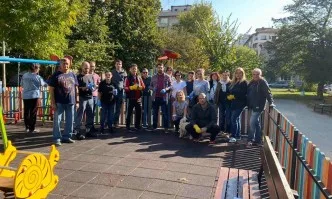 Кандидатът за кмет на район Слатина Наталия Стоянова и младежи от ГЕРБ-София облагородиха детска площадка