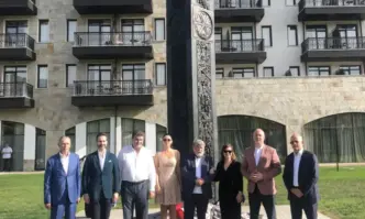 Вежди Рашидов извая уникален осемметров обелиск от бронз и гранит