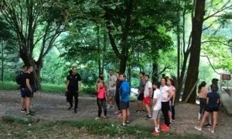 Кмет тича с младежи в Балкана