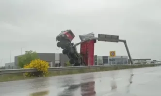 Движението по АМ Тракия е затрудненоТИР се вдигна във въздуха