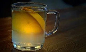 Диетолог развенча мита за свойствата на водата с лимон