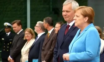 За трети път – Меркел отново трепери на официално събитие (ВИДЕО)